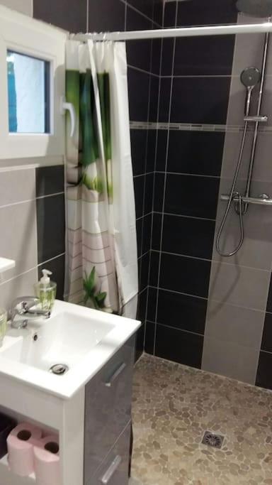 Appartement 2 Personnes Jardin Terrasse Jacuzzi A 2km Des Plages Fréjus
