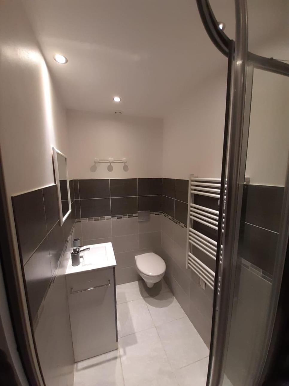 2 Personnes Jardin Terrasse Jacuzzi A 2km Des Plages Fréjus