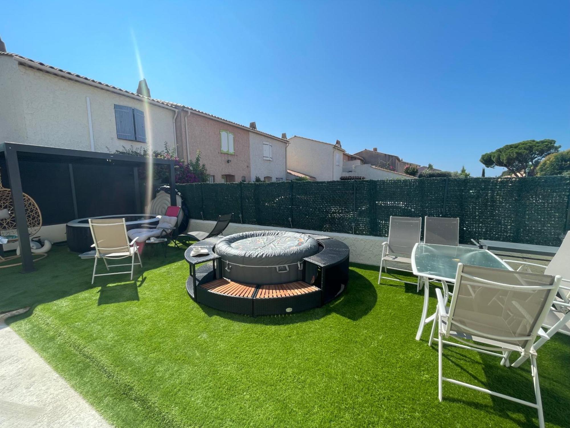 2 Personnes Jardin Terrasse Jacuzzi A 2km Des Plages *